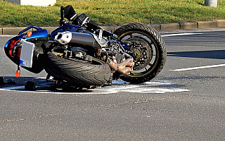 Samochód zderzył się z motocyklem. Ranne zostały dwie osoby